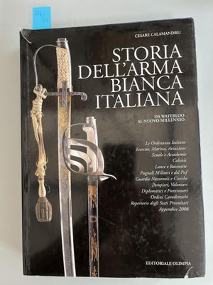 Le livre est posé sur une table, à côté d'un couteau et d'autres objets.