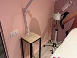 une femme qui se fait coiffer au salon de coiffure