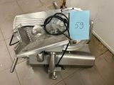 une machine posée par terre, avec une étiquette de prix accrochée dessus