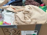 un carton rempli de vêtements dans un magasin