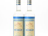 deux bouteilles de gin bleu et blanc sur fond blanc