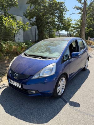 une petite voiture bleue garée sur le bord de la route