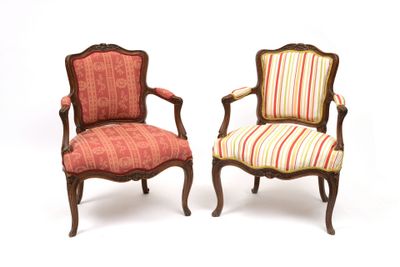 Ensemble de deux larges fauteuils cabriolet en bois mouluré …