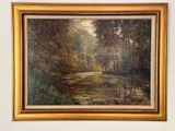 un tableau sur le mur d'une pièce avec un tableau sur le mur