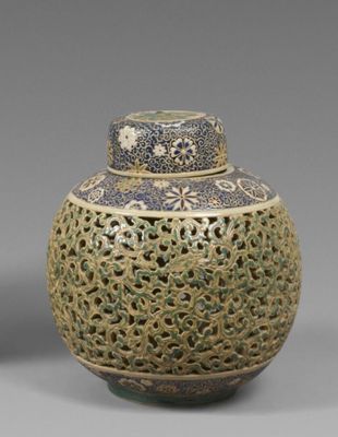 deux vases décorés, placés côte à côte