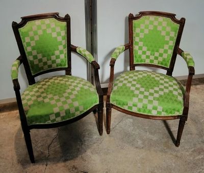 two chairs that are sitting next to each other