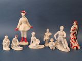 plusieurs figurines représentant une femme et un homme accompagnés d'un chien, ainsi que d'autres personnages