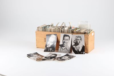 une boîte en bois remplie de vieilles photos d'hommes et de femmes