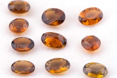 un gros plan sur un assortiment de pierres précieuses de différentes couleurs