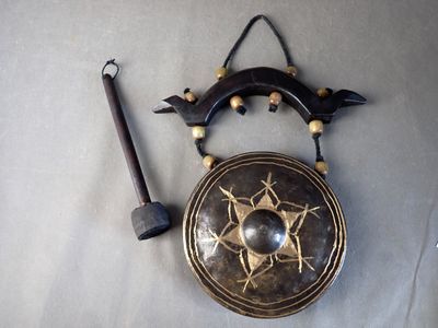 une photo d'un objet métallique avec un marteau et un marteau