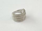 bague en argent sterling ornée de pierres transparentes sur fond blanc