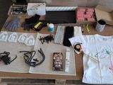 une table sur laquelle se trouvent de nombreux objets
