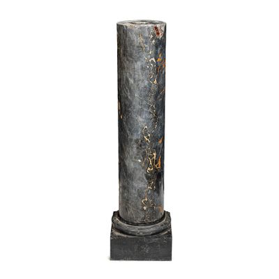 une colonne en marbre noir et blanc sur fond blanc