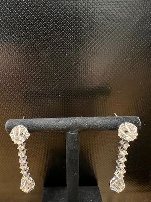 gros plan d'une paire de boucles d'oreilles sur un support