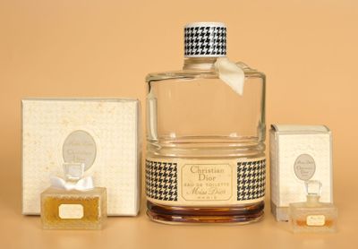 un flacon de parfum posé à côté d'une boîte de savon