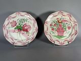 une paire d'assiettes roses et blanches ornées de fleurs et d'oiseaux