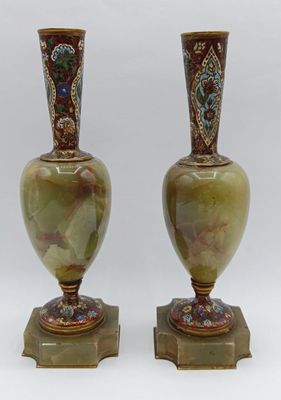 une paire de vases empilés l'un sur l'autre sur une surface blanche