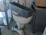une photo d'une salle de bains avec des toilettes et une machine à laver