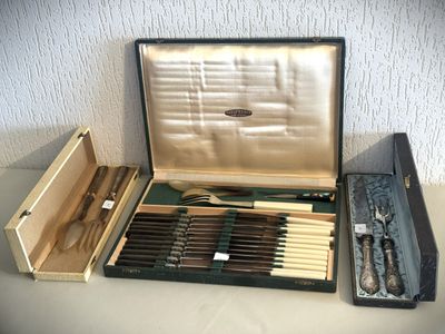 une boîte contenant un ensemble de couteaux et une boîte contenant un couteau