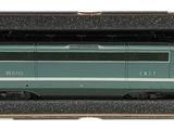 un train vert dans une boîte sur fond blanc