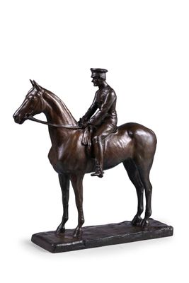 statue en bronze représentant un homme à cheval sur fond blanc