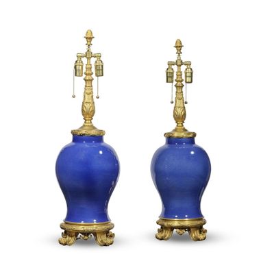 une paire de lampes de table bleues et dorées avec un pied doré