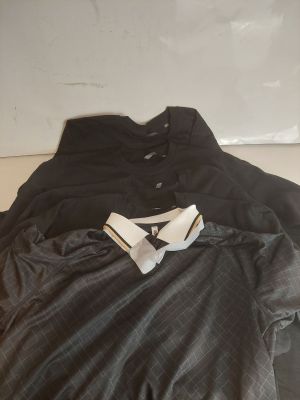 une chemise noire ornée d'un nœud papillon blanc