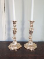 PAIRE DE FLAMBEAUX en bronze ciselé et redoré à décor de roc… (photo 6)