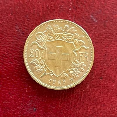une pièce d'or ornée d'un blason