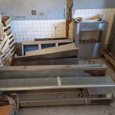 Plusieurs morceaux de métal sont empilés les uns sur les autres dans une pièce