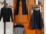 une photo d'un placard avec des vêtements suspendus à des cintres