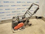 une photo d'une petite tondeuse à gazon dans un garage