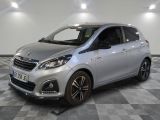 la voiture argentée est garée sur un sol en damier dans le garage