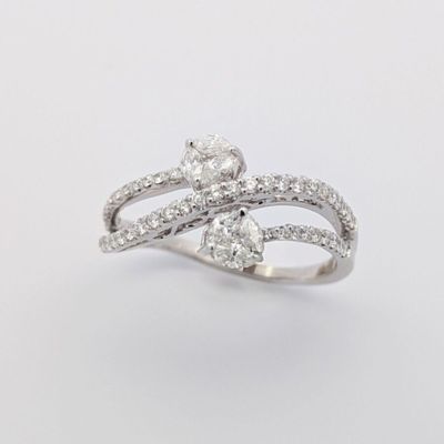 gros plan d'une bague en diamant sur fond blanc