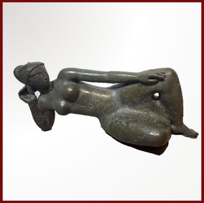 statue d'une femme allongée sur le dos sur un fond blanc