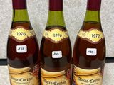 trois bouteilles de vin posées les unes à côté des autres sur un plan de travail