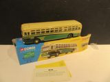 un bus jaune et vert et un bus vert et blanc