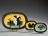 trois assiettes représentant un chat sur un canapé et un oiseau sur une table