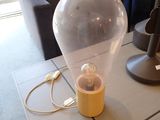 une lampe posée sur une table dans un salon