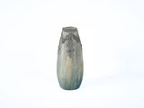 un vase posé dans la neige, sur une surface blanche