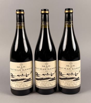 trois bouteilles de vin posées sur une table l'une à côté de l'autre
