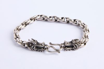 442 Bracelet en argent, le fermoir à têtes de dragons , poig…