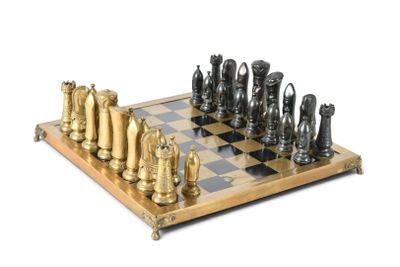 un échiquier sur lequel se trouvent de nombreuses pièces d'échecs