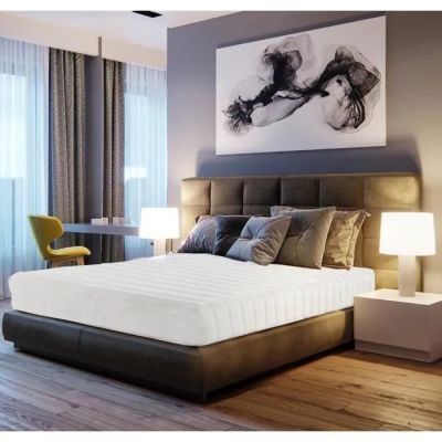 une photo d'une chambre avec un lit et un tableau