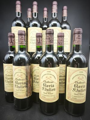 six bouteilles de vin sont alignées sur une table