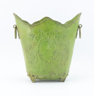 vase en forme de pot de fleurs muni d'anses et de poignées