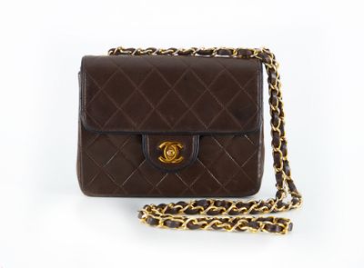 Sac Chanel à rabat en cuir d'agneau matelassé marron, avec finitions dorées