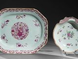 deux assiettes ornées de motifs floraux sont posées sur une table