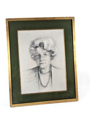 portrait d'une femme portant un collier de perles et des perles dans les cheveux