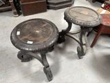 deux tabourets posés par terre